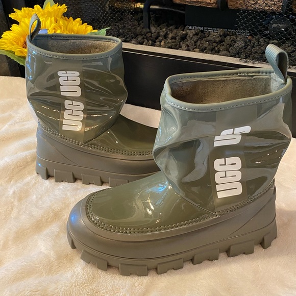✨NEW✨ UGG Women's Classic Brellah Rare Olive GREEN Mini Boot - Picture 1 of 7